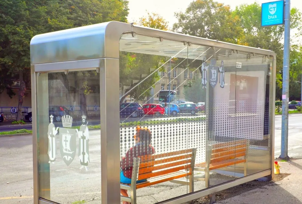 Continuă montarea noilor refugii în stațiile de autobuz – foto 3