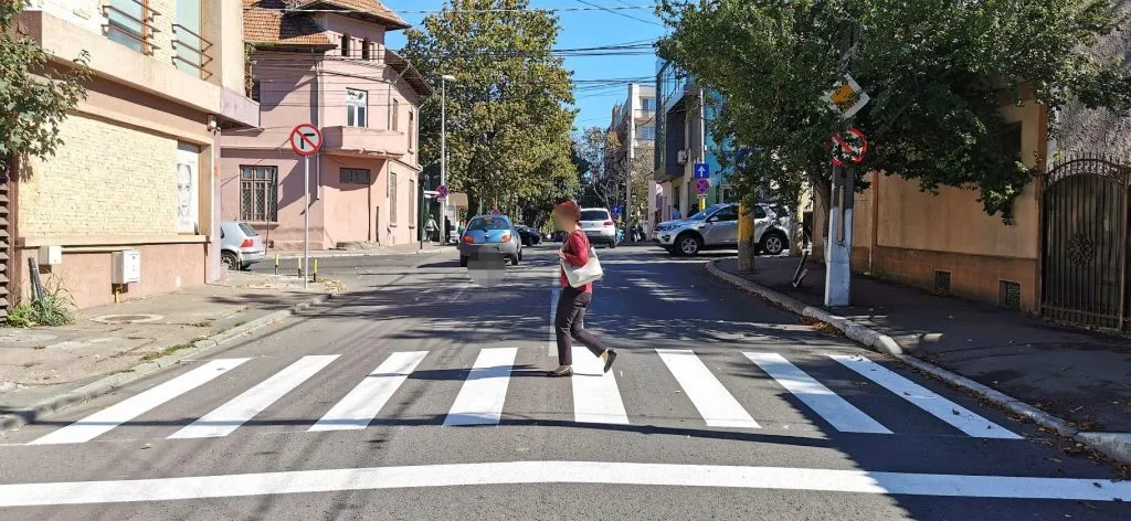 A fost amenajată trecerea de pietoni de la intersecția Iorga cu Lahovari – foto 2