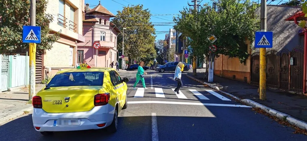 A fost amenajată trecerea de pietoni de la intersecția Iorga cu Lahovari – foto 3