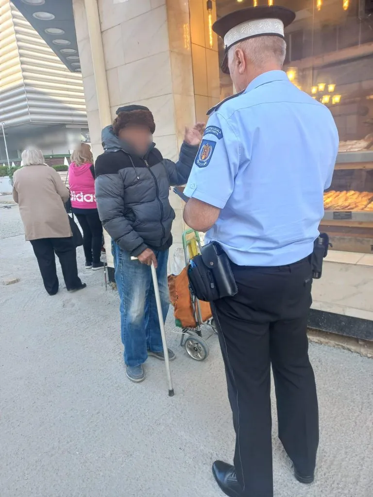 Cerșetoria, injuriile și consumul de alcool pe domeniul public, amendate de polițiștii locali – foto 4