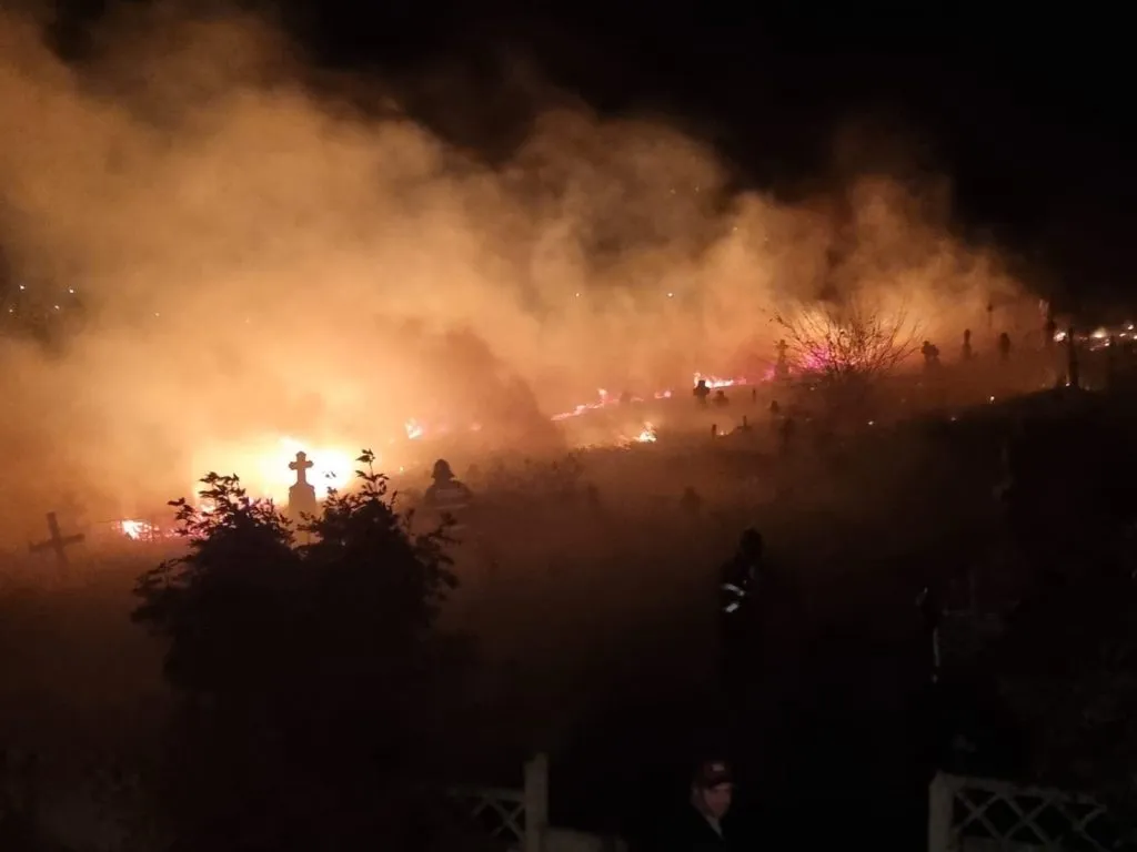 Trei hectare dintr-un cimitir, distruse de flacări, în județul Tulcea (FOTO/VIDEO) – foto 2