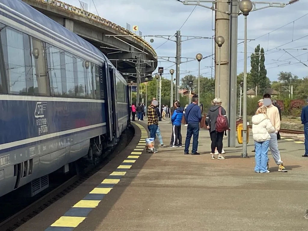UPDATE: Probleme pe calea ferată la Cernavodă. Cum primești „cadou” cel puțin o oră în plus de stat în tren  – foto 2