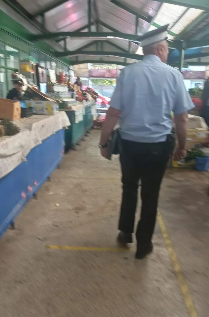 Cerșetoria, injuriile și consumul de alcool pe domeniul public, amendate de polițiștii locali – foto 6