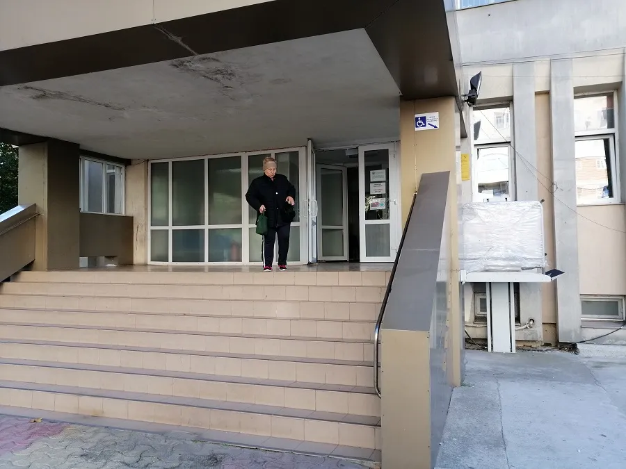 Pacienți cu dizabilități, umiliți în fața medicilor! „Rampa e stricată!” – foto 7