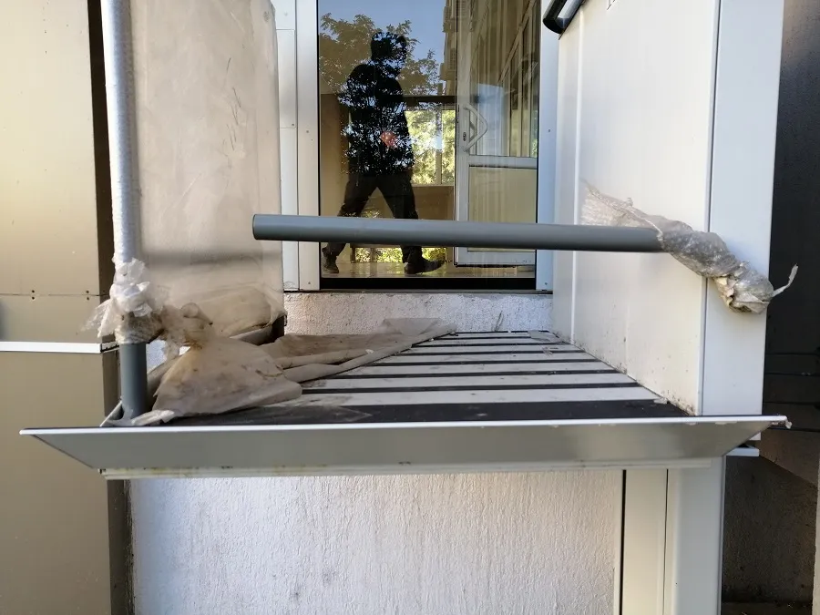 Pacienți cu dizabilități, umiliți în fața medicilor! „Rampa e stricată!” – foto 4