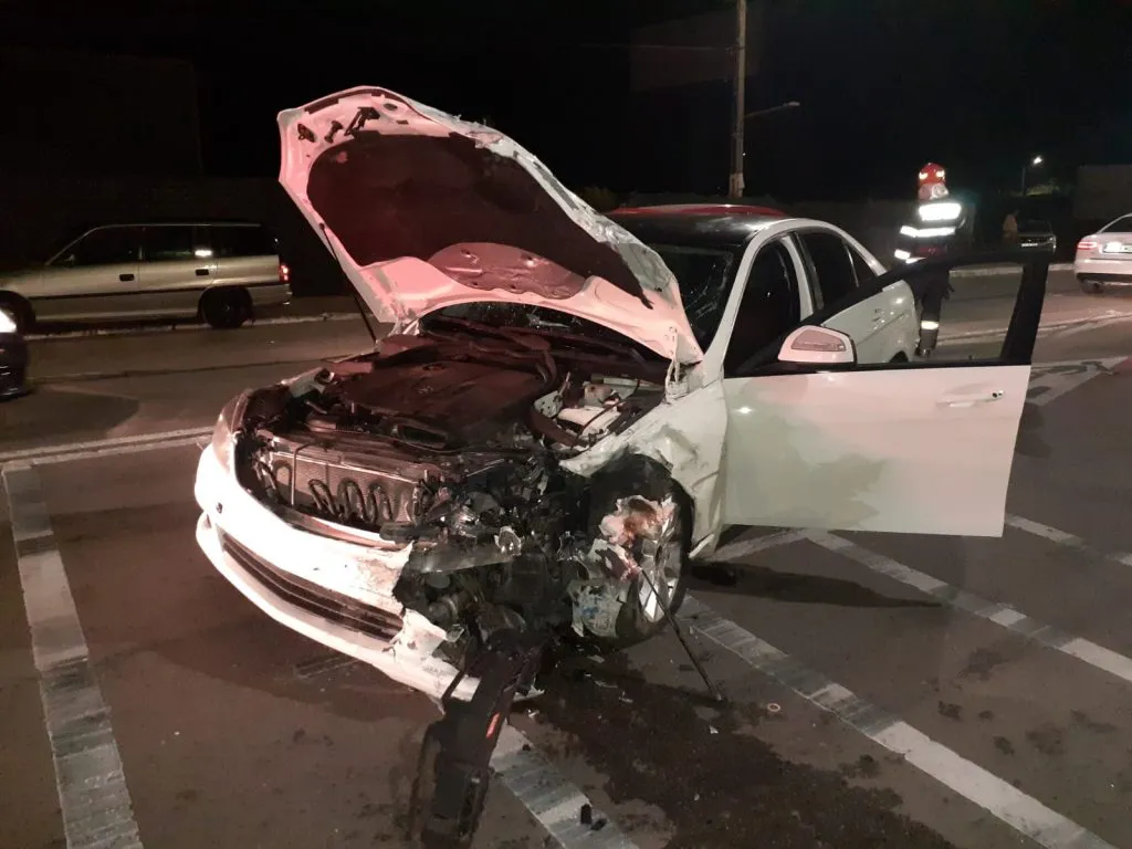 UPDATE: Accident rutier cu două victime la ieșire din Valu lui Traian – foto 3