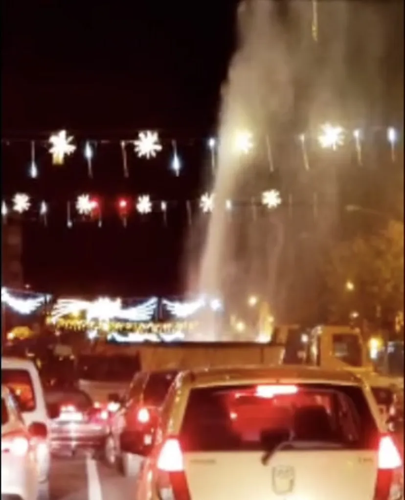 „Spălătorie auto” gratis, în Tomis 3.  Constănțenii fac haz de necaz (FOTO) – foto 2