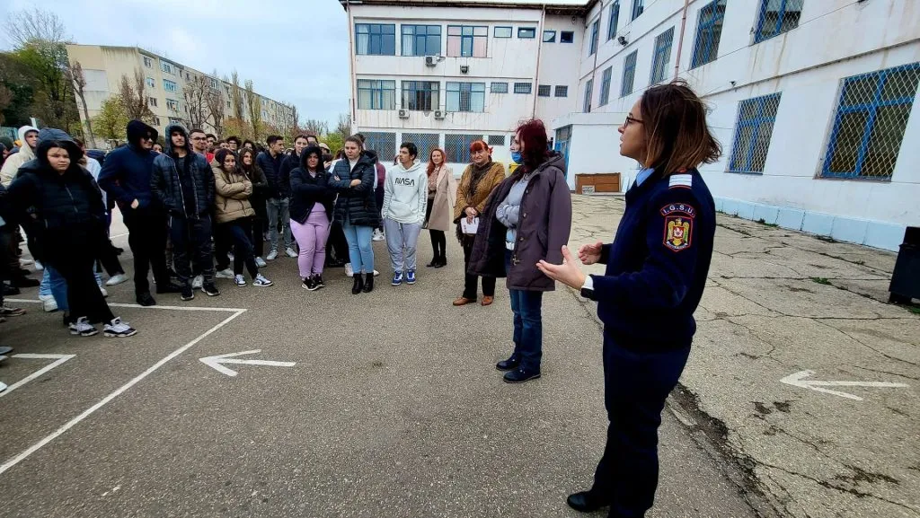 Elevii constănțeni au participat la o simulare în caz de cutremur – foto 4