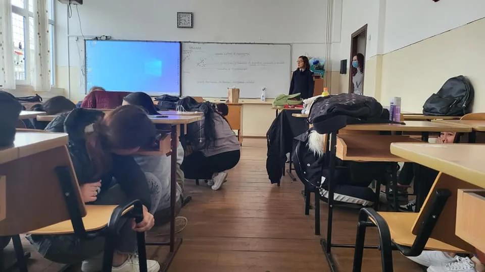 Elevii constănțeni au participat la o simulare în caz de cutremur – foto 5