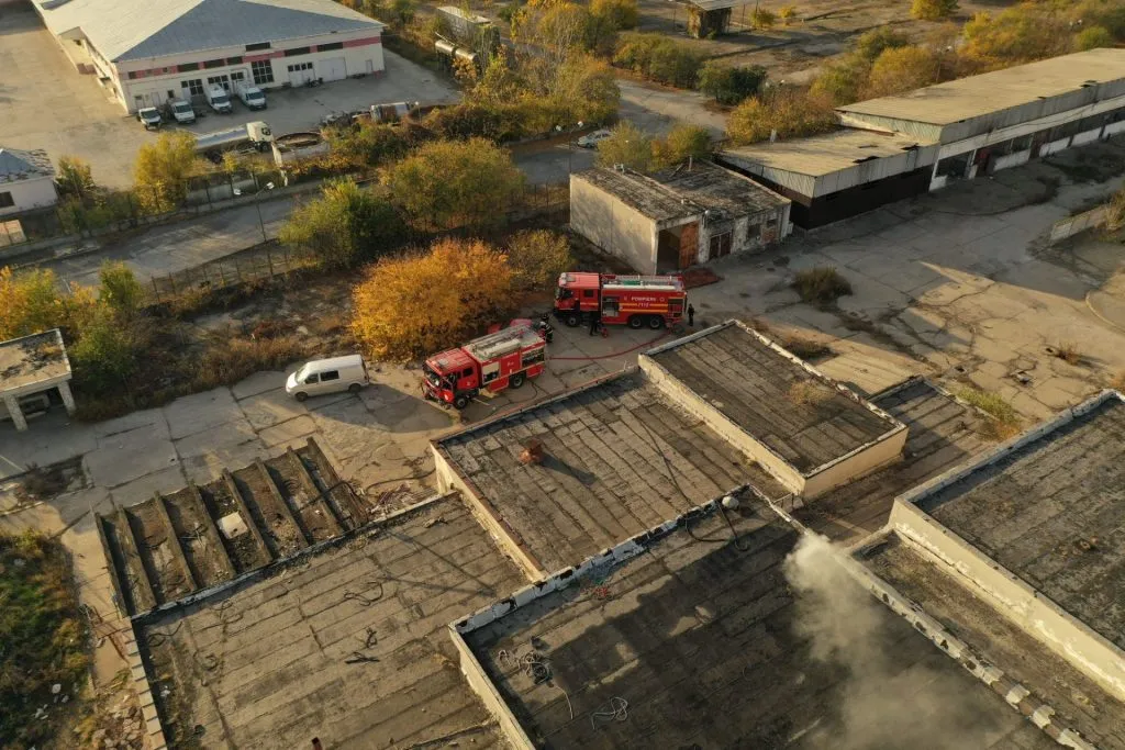Incendiu la o fostă fabrică de mezeluri (FOTO/VIDEO) – foto 6