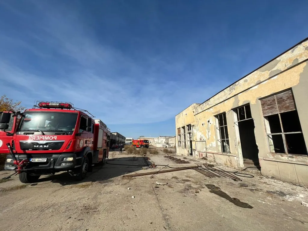 Incendiu la o fostă fabrică de mezeluri (FOTO/VIDEO) – foto 2