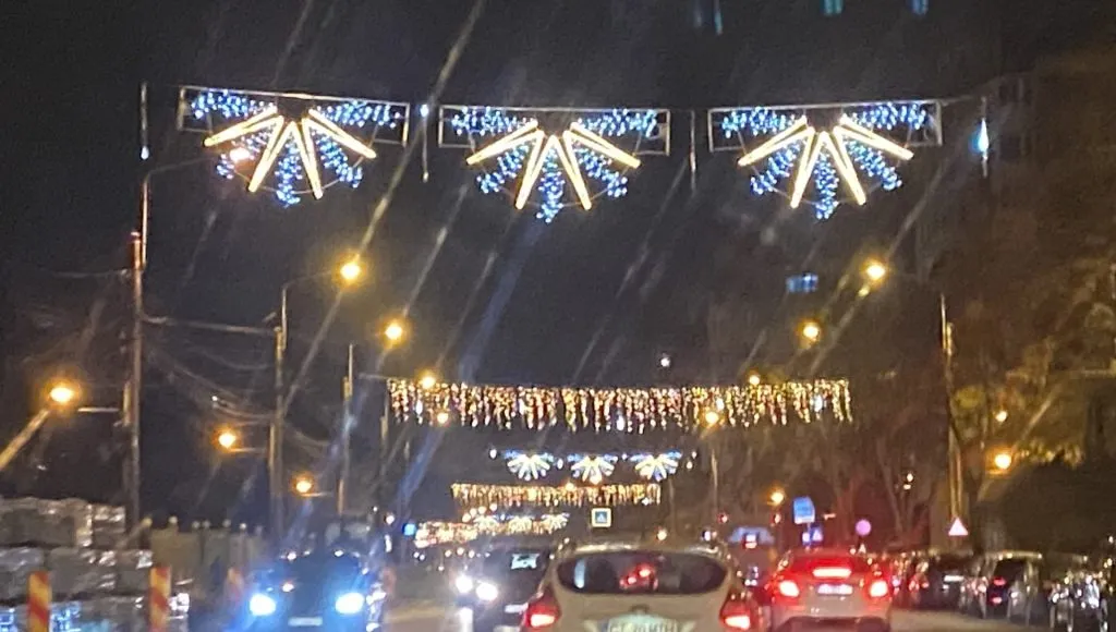 Printre gropi, pe sub luminițele de Crăciun (FOTO/VIDEO) – foto 3