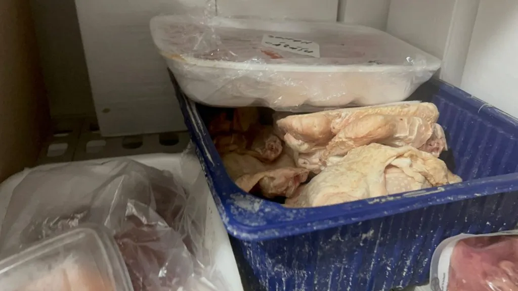 Restaurant din Constanța, închis de ANPC: gândaci, rugină, ambalaje refolosite și infiltrații în tavan (FOTO/VIDEO) – foto 6