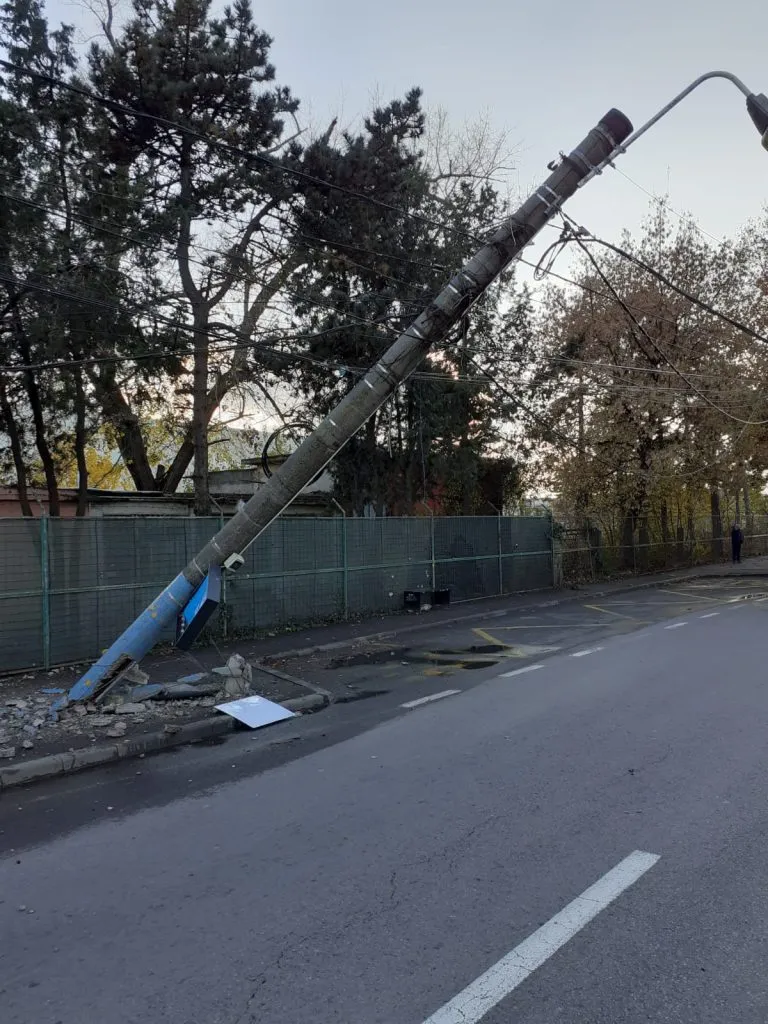 Autocamion intrat în stâlp, pe un bulevard din Constanța – foto 2