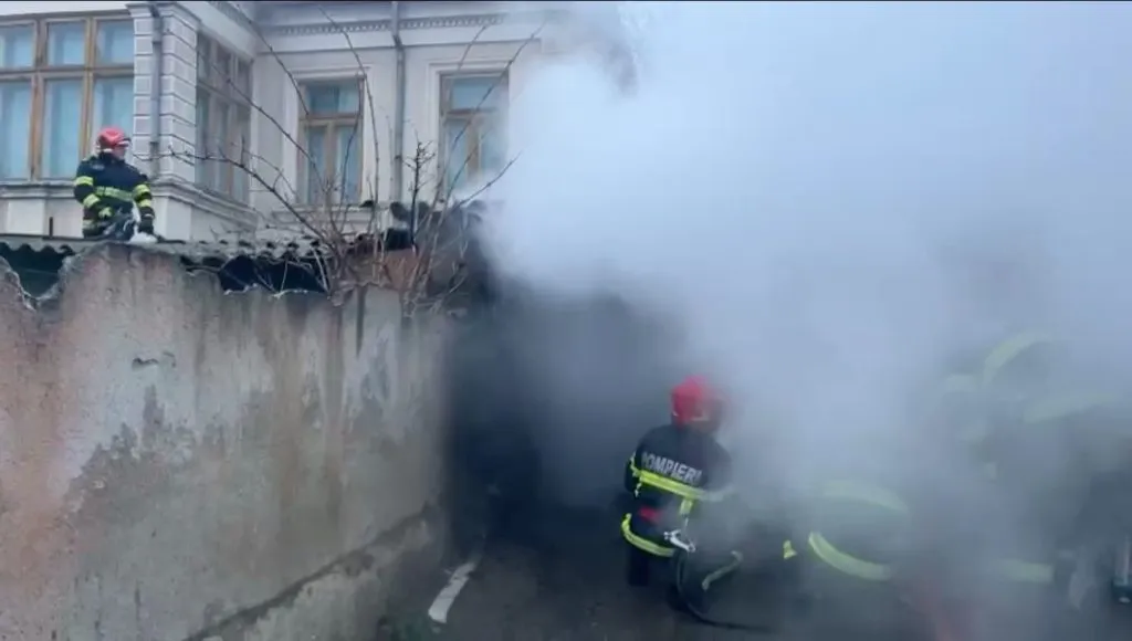 Garaj în flăcări pe o stradă din Tulcea – foto 4