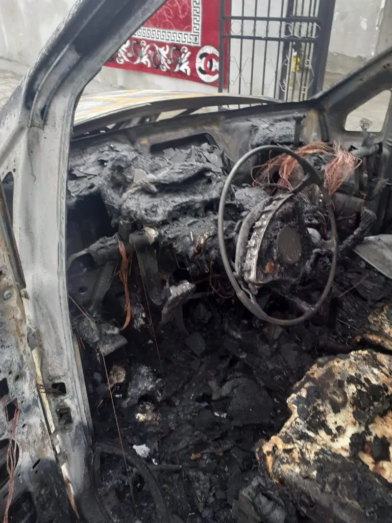 Au ajuns pe mâna poliției după ce au incendiat o mașină! (VIDEO) – foto 4