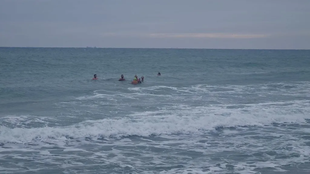 Baie în mare, în decembrie – foto 2