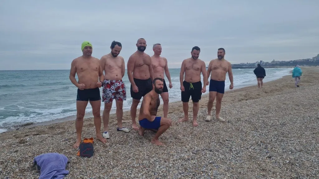 Baie în mare, în decembrie – foto 4