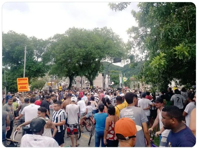 Mii de oameni l-au condus pe ultimul drum pe legendarul Pelé – foto 3