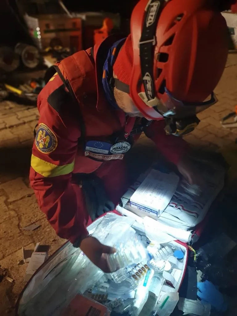 Turcia: Băiat de 16 ani, scos de sub ruine de salvatorii români (FOTO) – foto 2