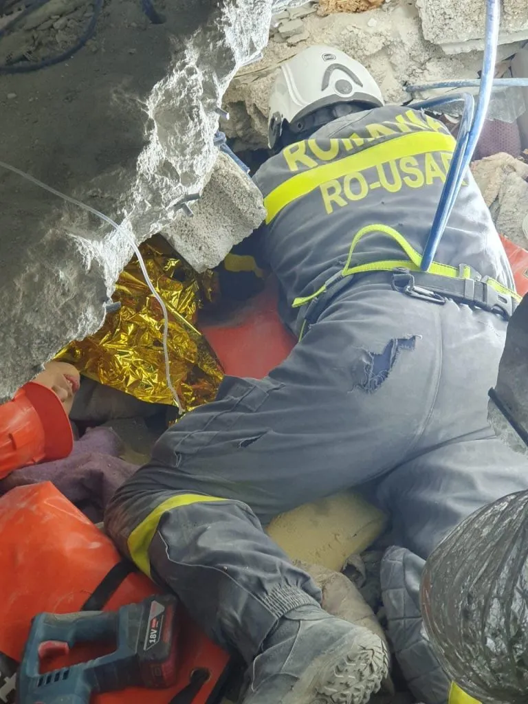 Turcia: Băiat de 16 ani, scos de sub ruine de salvatorii români (FOTO) – foto 4