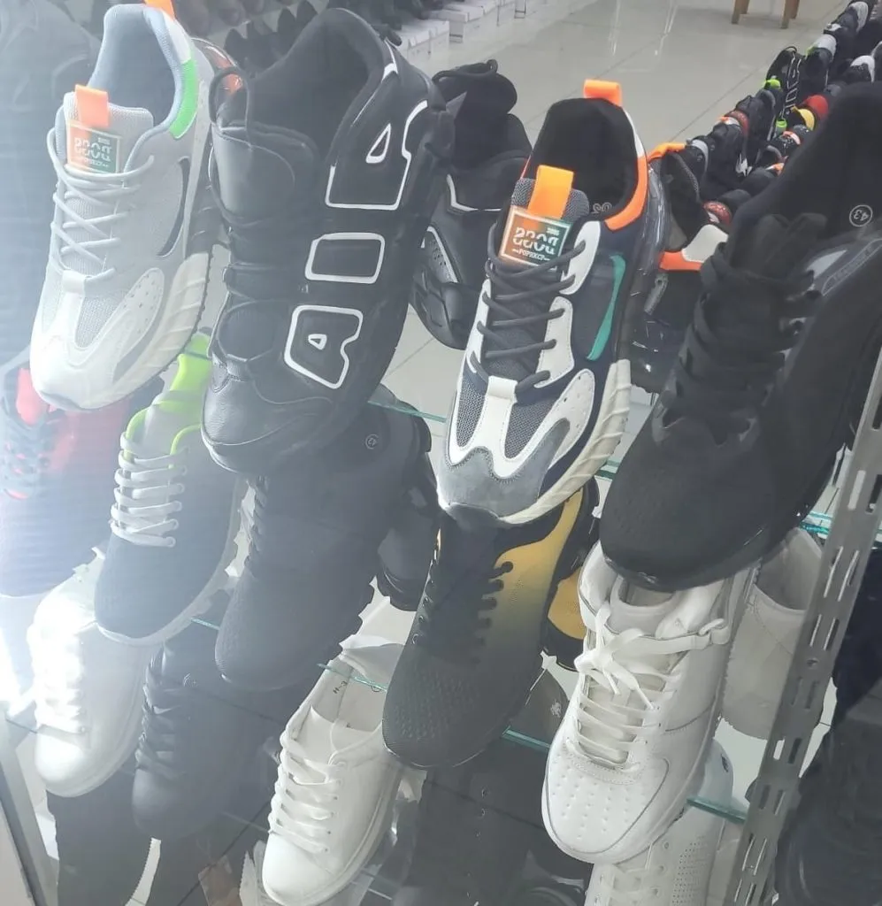 Încălțăminte sport dintr-un centru comercial din Constanța, confiscată – foto 2