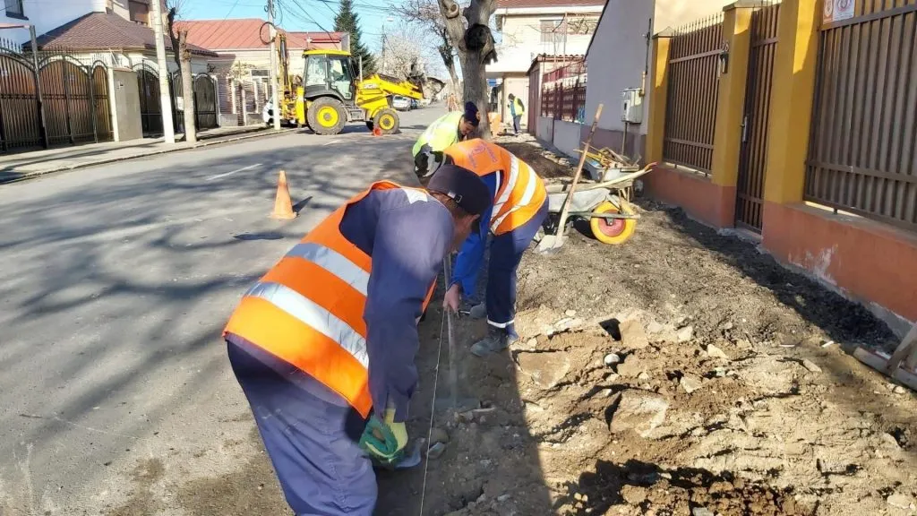 „Galeriile” Constanța – pe o parte se sapă, pe alta se plantează  – foto 5