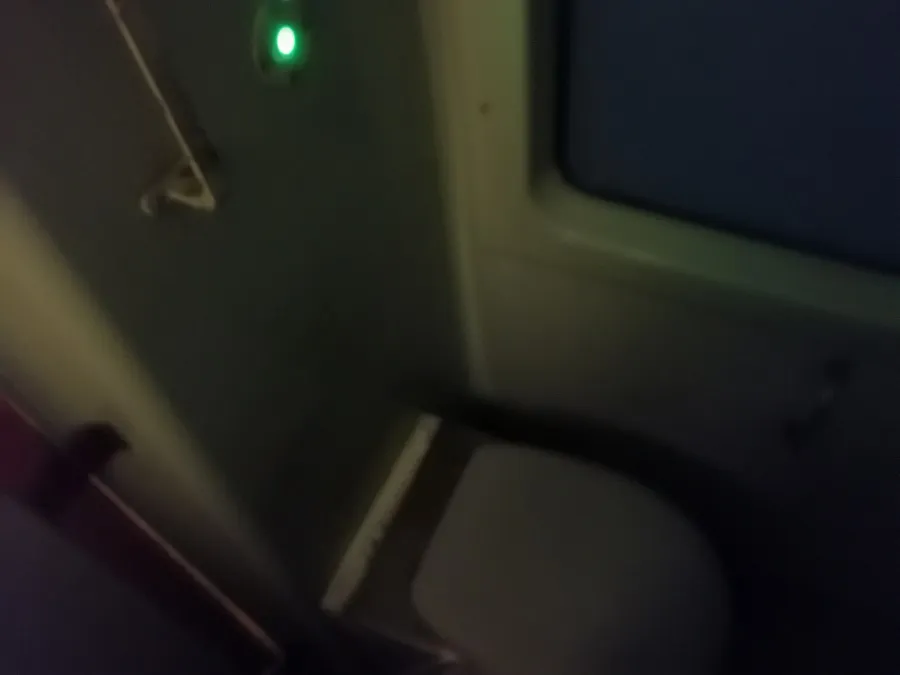 Tren întârziat și fără bec la toaletă. „Vai, cât mai avem!” – foto 4