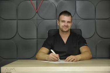 Cei mai buni specialiști în chirurgia mâinii, la AUM Estetic Clinique – foto 2