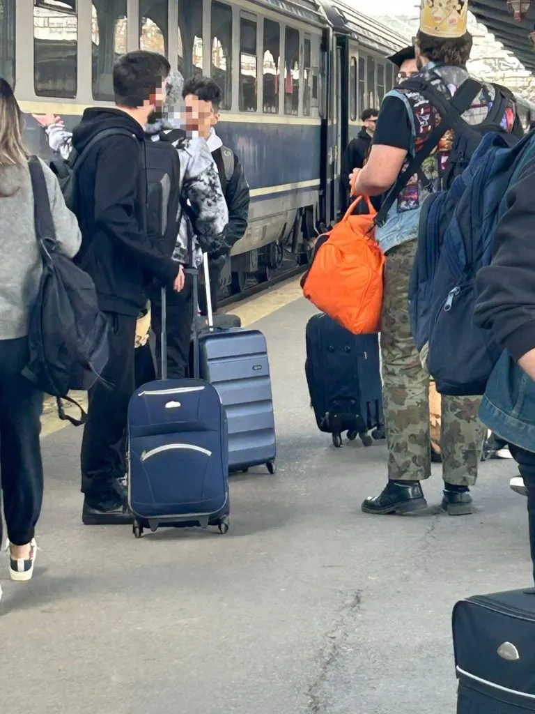 Exodul tineretului, de 1 mai, la mare, cu trenul. Spre litoral, cu  boxele bubuind. Unde e chitara…?! (FOTO/VIDEO) – foto 2
