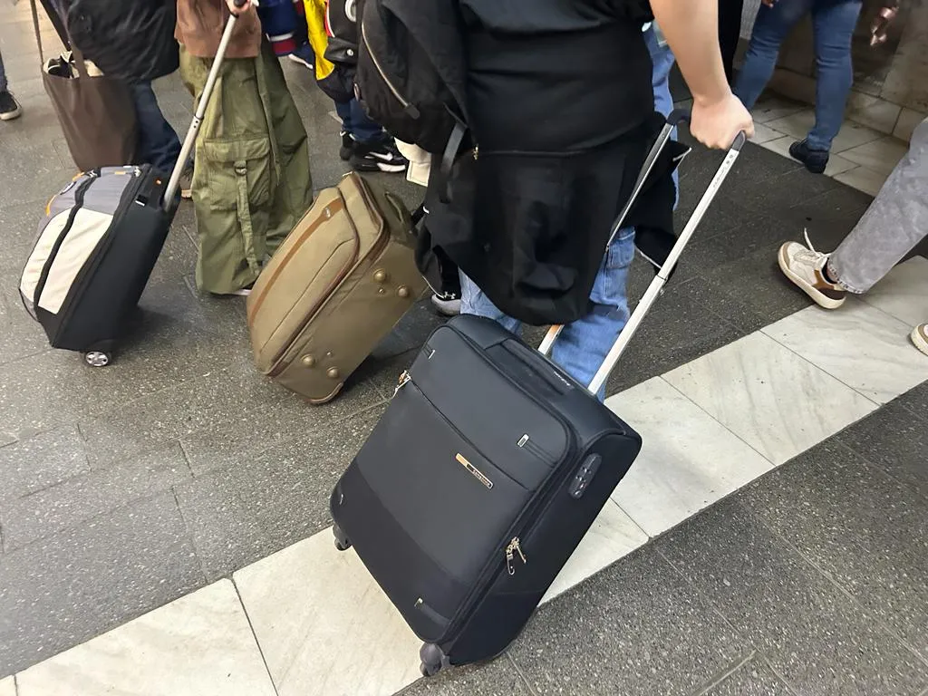 Exodul tineretului, de 1 mai, la mare, cu trenul. Spre litoral, cu  boxele bubuind. Unde e chitara…?! (FOTO/VIDEO) – foto 4