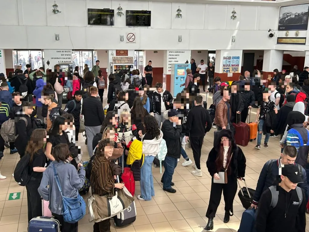Exodul tineretului, de 1 mai, la mare, cu trenul. Spre litoral, cu  boxele bubuind. Unde e chitara…?! (FOTO/VIDEO) – foto 10