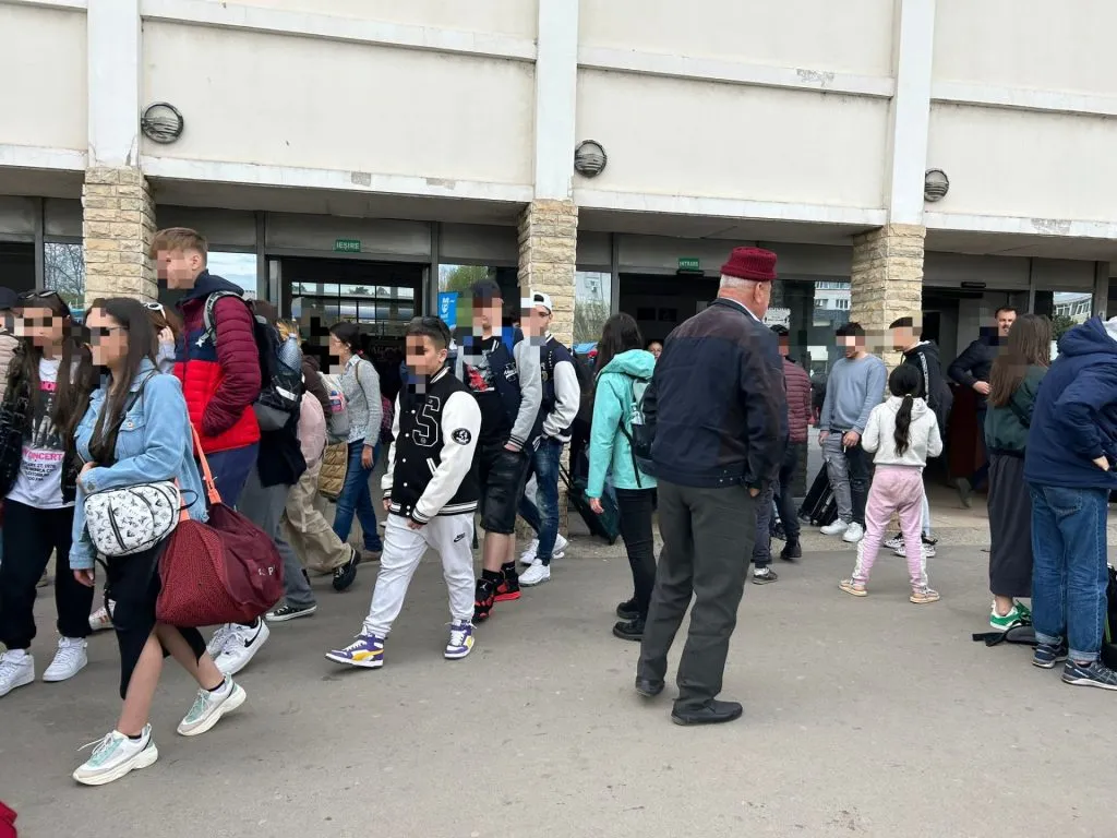 Exodul tineretului, de 1 mai, la mare, cu trenul. Spre litoral, cu  boxele bubuind. Unde e chitara…?! (FOTO/VIDEO) – foto 11