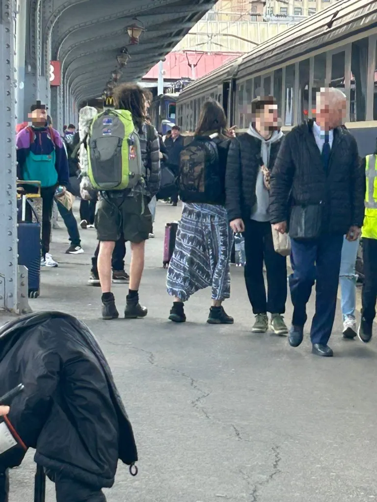 Exodul tineretului, de 1 mai, la mare, cu trenul. Spre litoral, cu  boxele bubuind. Unde e chitara…?! (FOTO/VIDEO) – foto 3