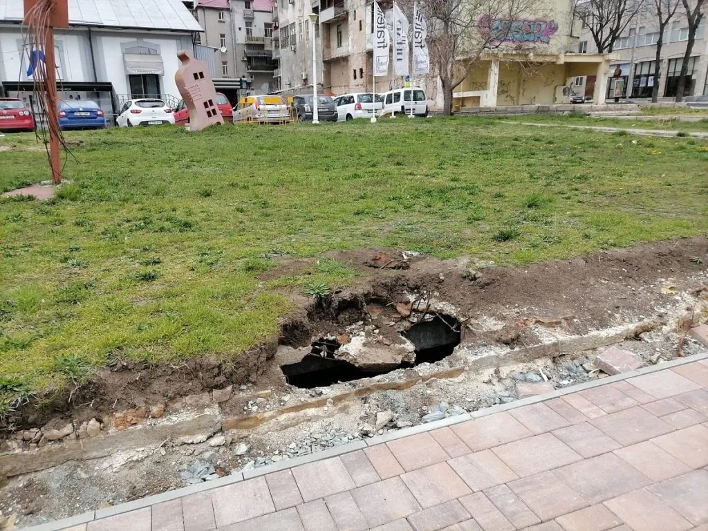 Capcană în centrul Constanței. Te înghite cu totul, la un pas greșit! – foto 2