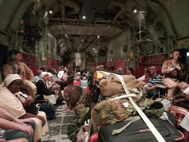 Nouă cetățeni români, evacuați din Sudan – foto 2