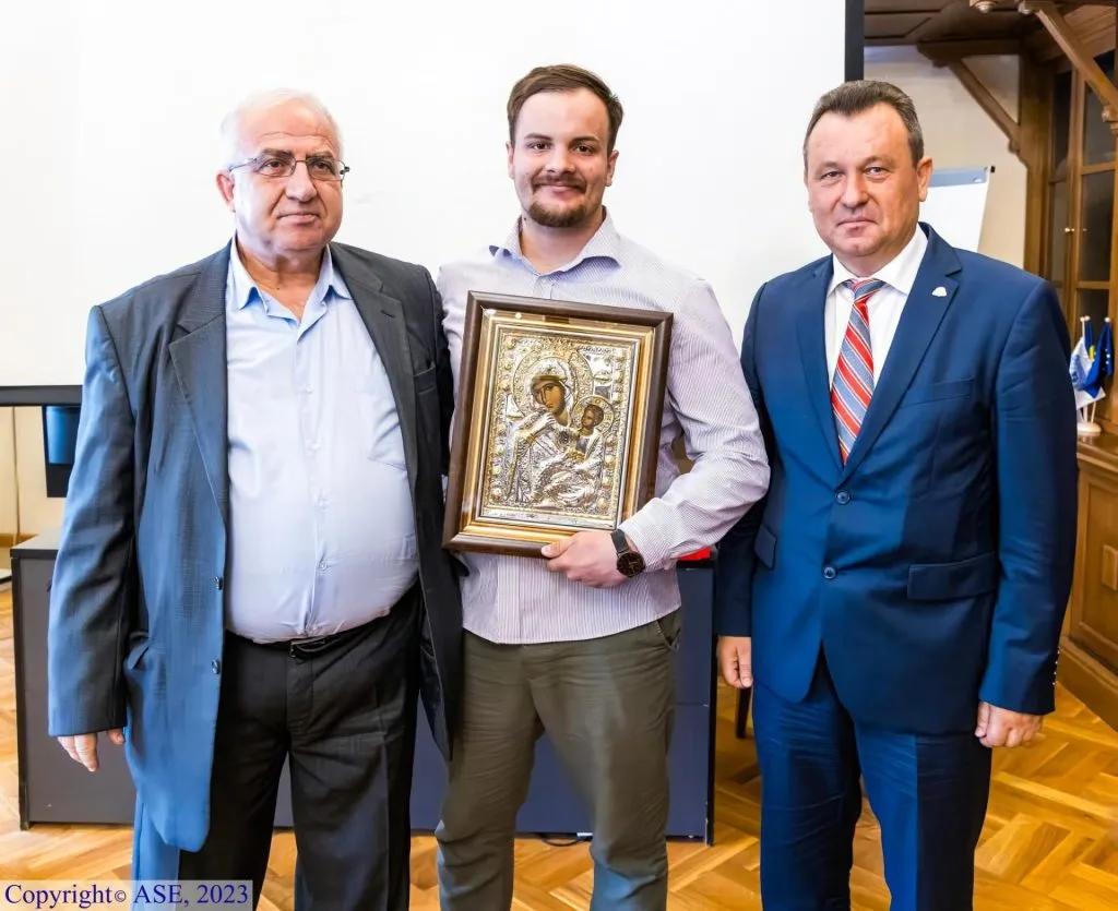 Cu Dumnezeu înainte. Studenții de 10 de la ASE, premiați cu… icoane – foto 3