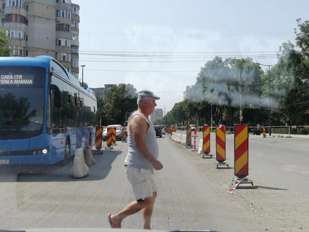 Șoferii nu știu cum, iar pietonii habar nu au pe unde să treacă – foto 7