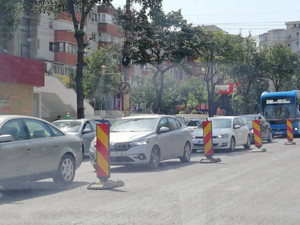 Șoferii nu știu cum, iar pietonii habar nu au pe unde să treacă – foto 4