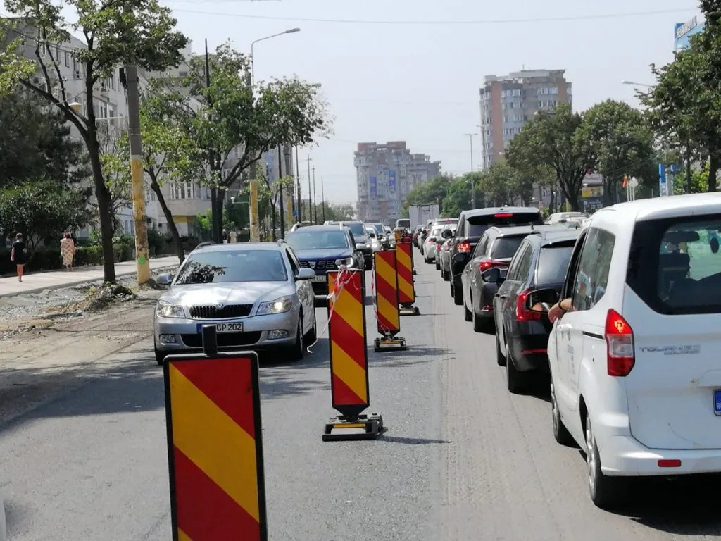 Șoferii nu știu cum, iar pietonii habar nu au pe unde să treacă – foto 9