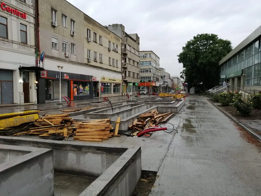Dorel și-a băgat cizmele, la propriu, în Str. Ștefan cel Mare – foto 3