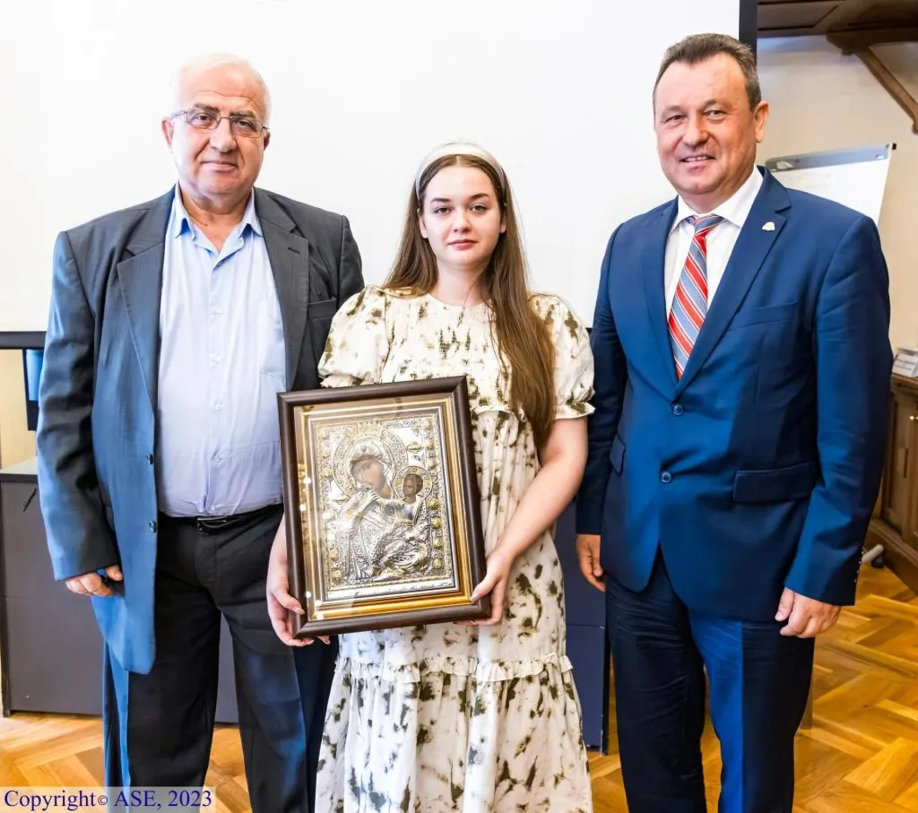 Cu Dumnezeu înainte. Studenții de 10 de la ASE, premiați cu… icoane – foto 2