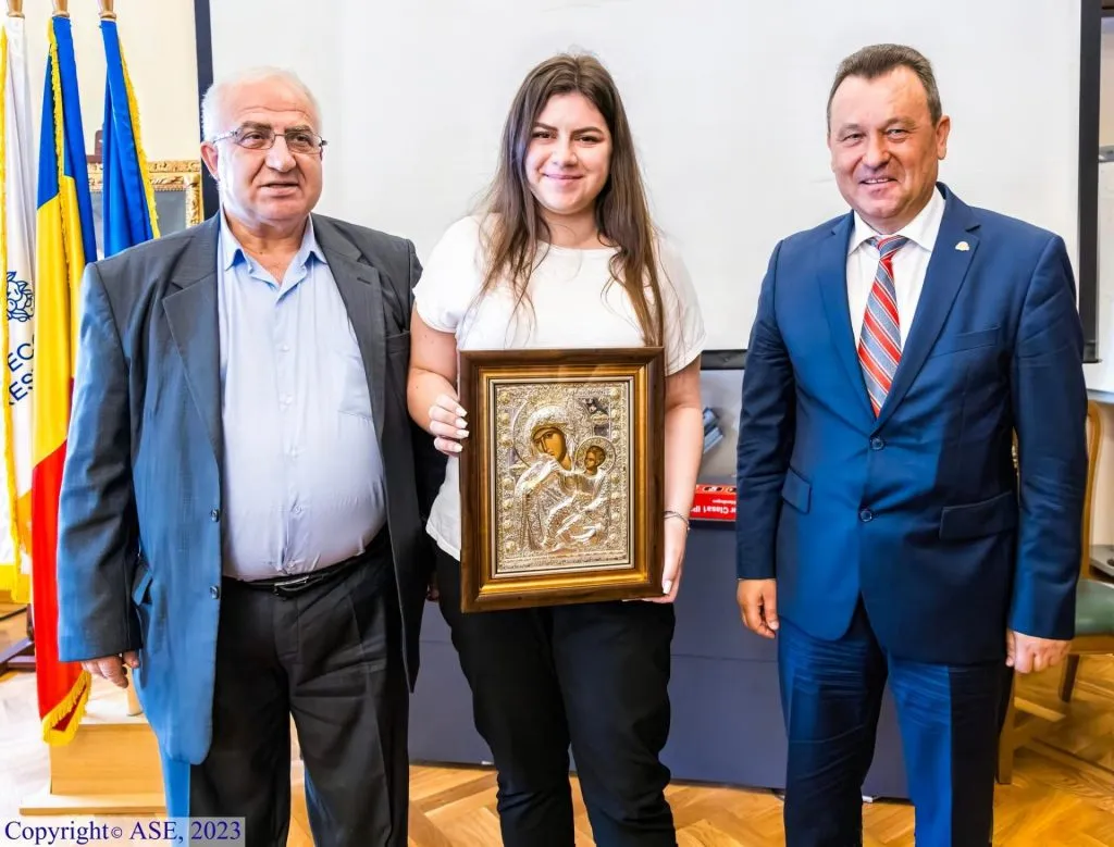 Cu Dumnezeu înainte. Studenții de 10 de la ASE, premiați cu… icoane – foto 4