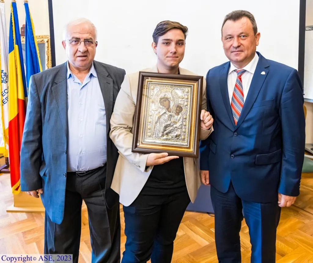 Cu Dumnezeu înainte. Studenții de 10 de la ASE, premiați cu… icoane – foto 6