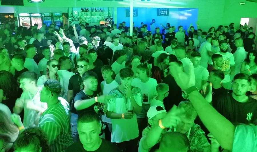 Ei sunt turiștii care se bat pe note muzicale! – foto 2
