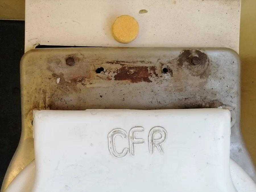 CFR și-a brand-uit capacele de WC                  – foto 2