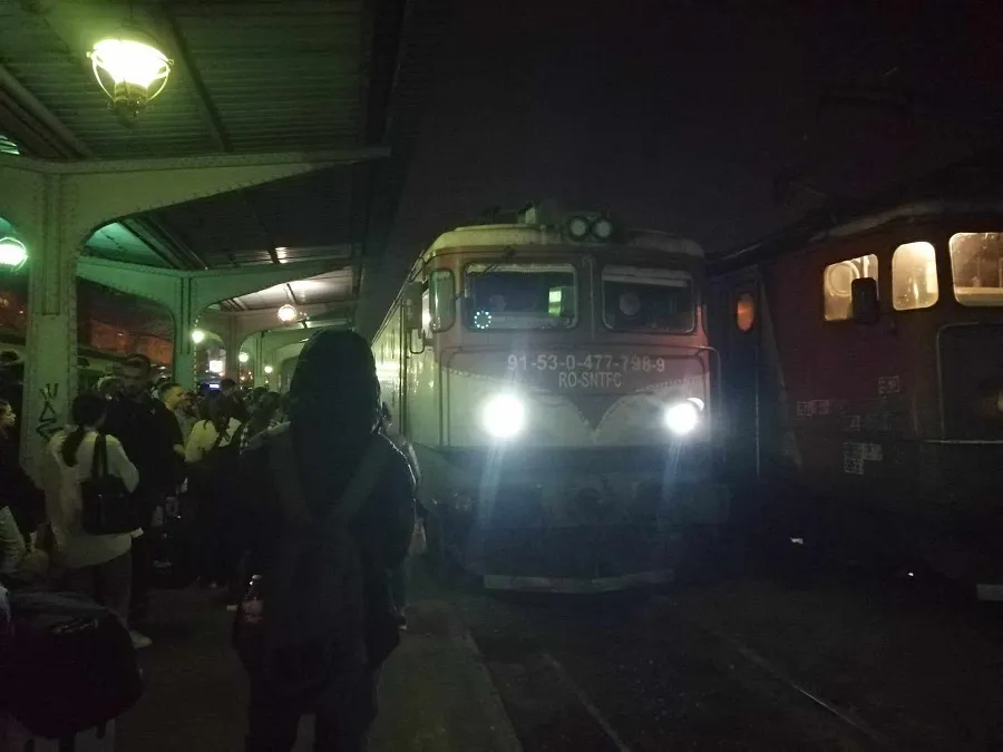 Rușine pe șine: Puhoi de oameni și trenuri întârziate! – foto 5
