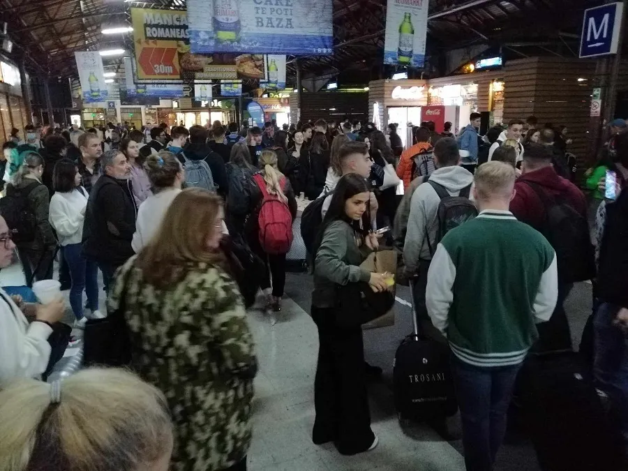Rușine pe șine: Puhoi de oameni și trenuri întârziate! – foto 2