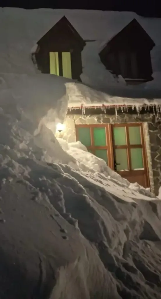 Cabana de… frișcă. Imagini de poveste de la Stația meteo Vârful Omu – foto 3