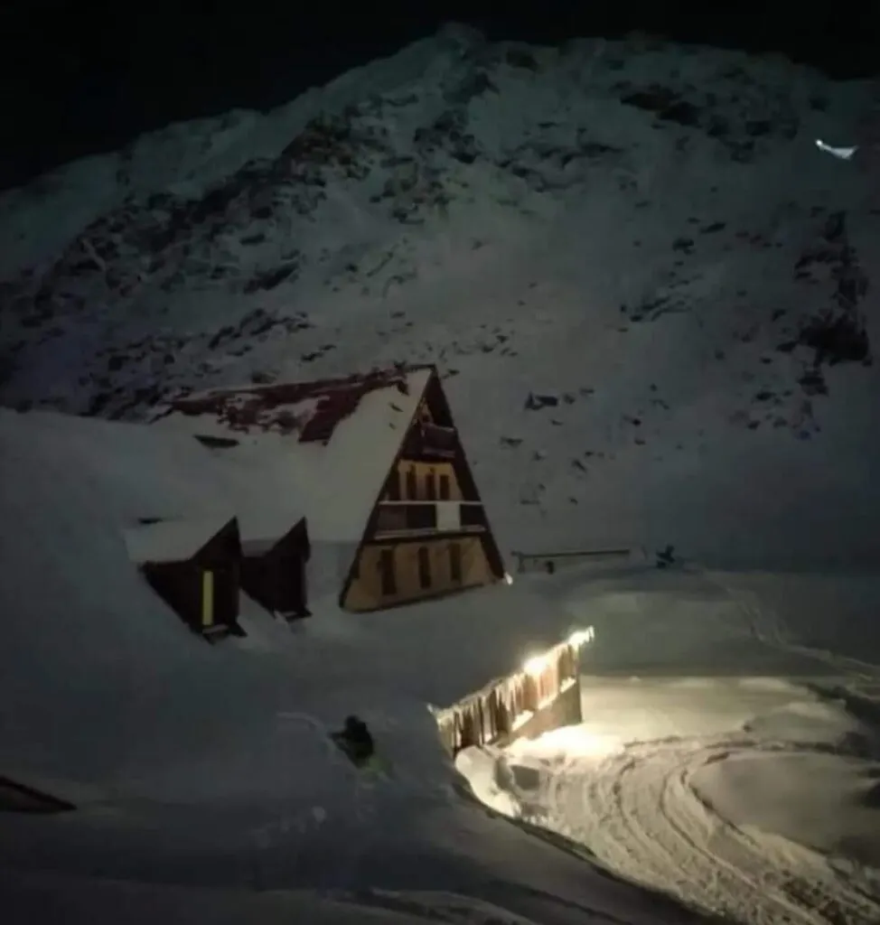Cabana de… frișcă. Imagini de poveste de la Stația meteo Vârful Omu – foto 2